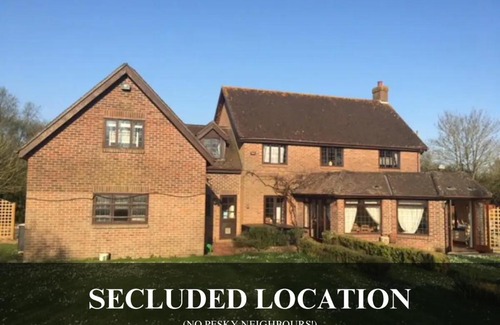 Parley Villa | The Fortis House, Bournemouth, with Swimming Pool and Hot Tub Jacuzzi