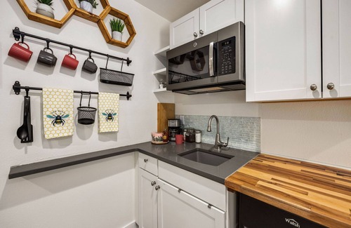 University Park Apartment | The Fox Den in Old Town! Pool, Sauna & Game Room