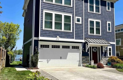 Edgewater House | The Fritz! - South River Waterfront with Elevator