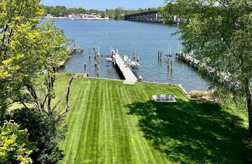 Edgewater House | The Fritz! - South River Waterfront with Elevator