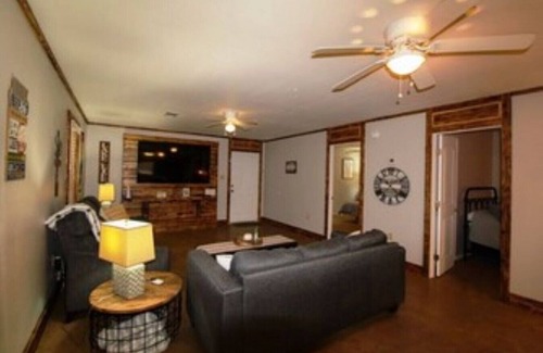 Negreet Cabin | The Front Porch 2 BR 2Bath Sleeps 6 Toledo Bend Lake