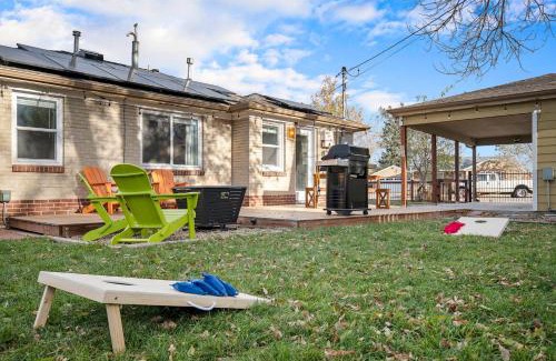 Arvada Plaza Area House | The Funky Flamingo Hot Tub Bbq Fire Pit