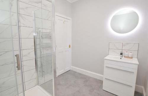 Oban Apartment | The Gallery Apartment - Spacious, Town Centre, Walkable to Ferry Terminal,