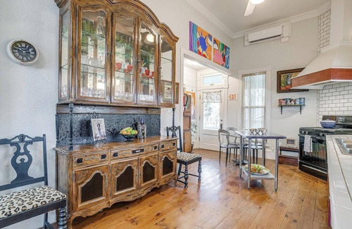 Stephenville House | The Gallery House: Boutique Stay Right by Tarleton