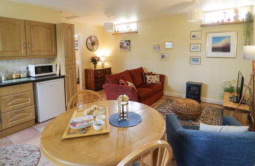 Bridgnorth Cottage | THE GARDEN LODGE, romantic, with a garden in Bridgnorth