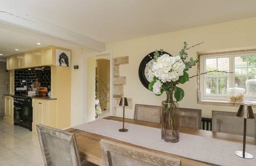 Stratton Cottage | THE GATE HOUSE, pet friendly, with open fire in Stratton, Cirencester
