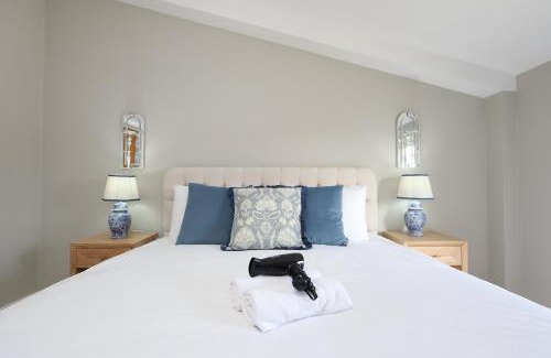 Redbrook House | The Gathering Barn Sleeps 12 & Hot Tub Perfect for Large Families, Birthdays and Gatherings, Rural Location in Herefordshire, Close to Ross on wye, Hay on Wye and Monmouth