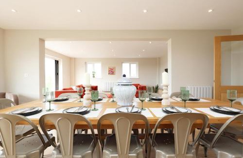 Redbrook House | The Gathering Barn Sleeps 12 & Hot Tub Perfect for Large Families, Birthdays and Gatherings, Rural Location in Herefordshire, Close to Ross on wye, Hay on Wye and Monmouth