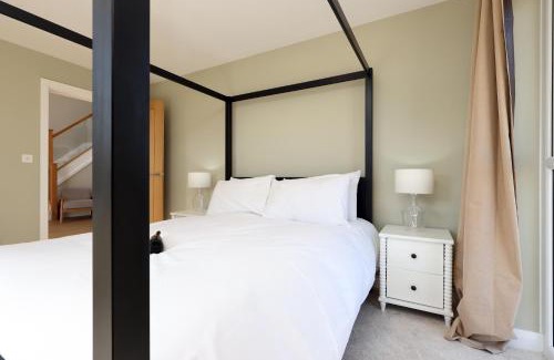 Redbrook House | The Gathering Barn Sleeps 12 & Hot Tub Perfect for Large Families, Birthdays and Gatherings, Rural Location in Herefordshire, Close to Ross on wye, Hay on Wye and Monmouth