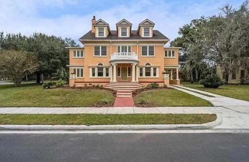 Duckpond House | The Gator Manor – 6 Bedrooms Walk to UF/Stadium