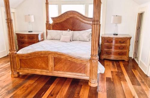 Duckpond House | The Gator Manor – 6 Bedrooms Walk to UF/Stadium