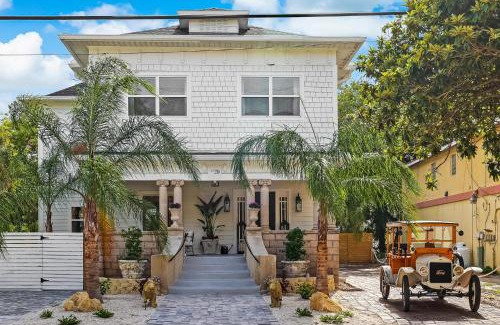 Downtown Historic District House | The Gatsby Mansion Heated Pool Heart of Town