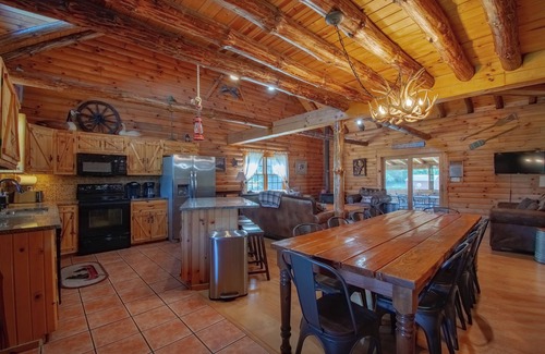 Hartville Cabin | The Generations Log Cabin Inground Pool Sleeps 16-20 SPECIAL! 299 per night