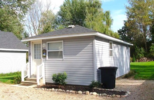 Coldwater House | The Getaway 1 bd/1 bath on the lake with beach, kayak and dock