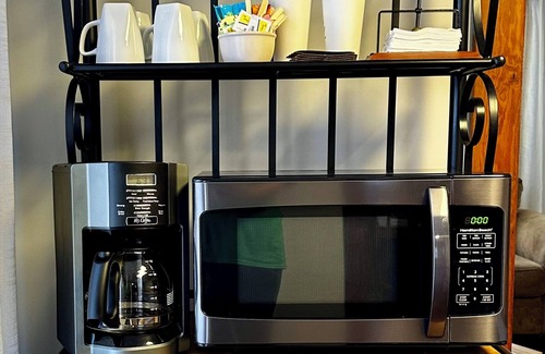 Lynnville House | THE GETAWAY-Charming 3 Bdrm 2 Bath, Sleeps 8-10 Lg Drive, WiFi, Tankless Water