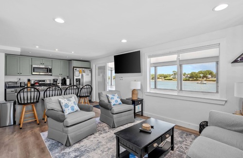 Onset House | The Glam Shack: Waterfront Bliss in Onset