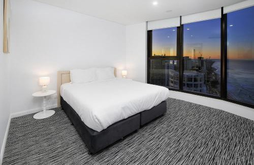 Surfers Paradise Apartment | The Gold Coast View with 3BR, 2 Bath, Free Parking