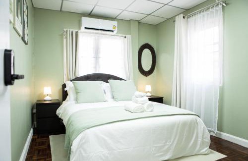Lat Krabang Villa | The Golden Room - Suvarnabhumi