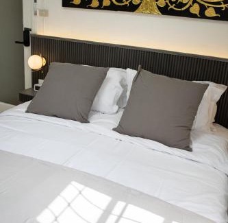 Lat Krabang Villa | The Golden Room - Suvarnabhumi