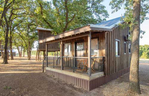 Elm Mott Ski Chalet | The Goldfinch Cabin 15 MIN to Magnolia Baylor