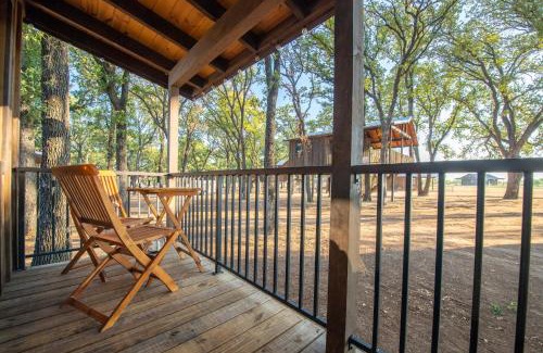 Elm Mott Ski Chalet | The Goldfinch Cabin 15 MIN to Magnolia Baylor