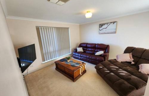 Lamington House | The Golfers Rest.