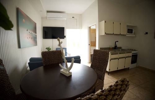 El Combate Hotel | The Good Vibes House
