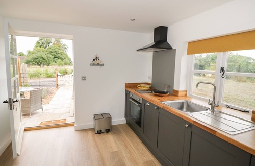 Severn Stoke Cottage | THE GOOSE NEST, pet friendly, with hot tub in Kempsey