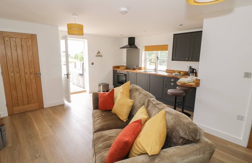 Severn Stoke Cottage | THE GOOSE NEST, pet friendly, with hot tub in Kempsey
