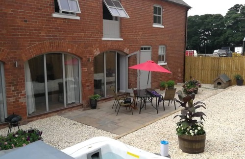 Cottingham House | The Granary, 3 bedroom Cottage with hot tub. Wolds Way Cottages