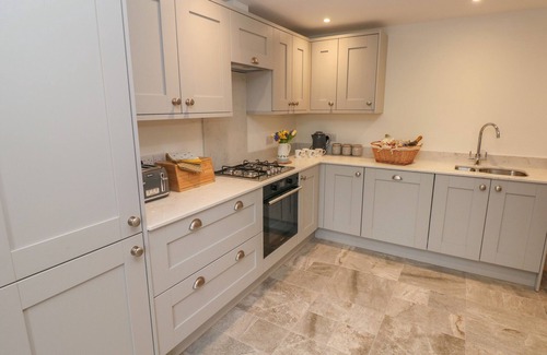 Vale of Glamorgan Cottage | THE GRANARY, pet friendly, with hot tub in St Brides Major