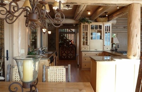 Boulder Bay House | "The Grand" Big Bear Lakefront Log Home. Breathtaking views. Fire Pit. Hot tub.