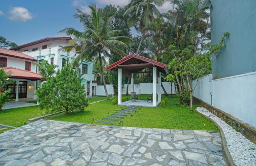 Pannipitiya Villa | The Grand Bliss, Luxurious Modern Villa with Spacious Private Garden, Swimming Pool, Gym, and Free Wi-Fi