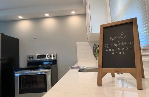 Niagara Falls House | The Grand Gorge Villa-With Yard& Parking