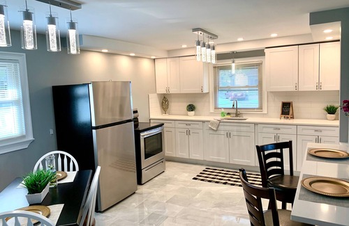 Niagara Falls House | The Grand Gorge Villa-With Yard& Parking