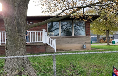 Niagara Falls House | The Grand Gorge Villa-With Yard& Parking