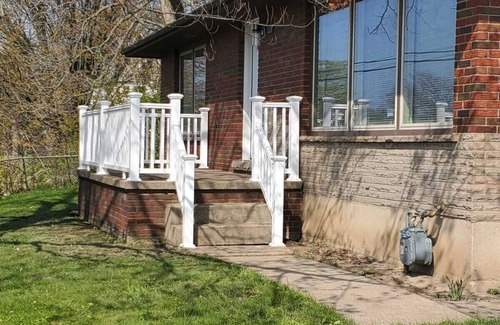 Niagara Falls House | The Grand Gorge Villa-With Yard& Parking