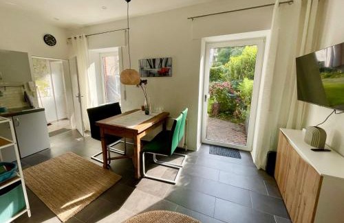 Bielefeld Apartment | THE GREEN DOOR - 40 qm Hinterhaus mit Terrasse für 4-5