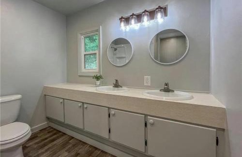 Trenton House | The Green House! Sleeps 12
