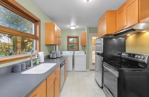 Wallingford House | The Green Lake Firefly Lodge