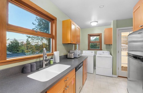 Wallingford House | The Green Lake Firefly Lodge