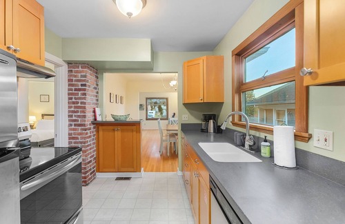 Wallingford House | The Green Lake Firefly Lodge