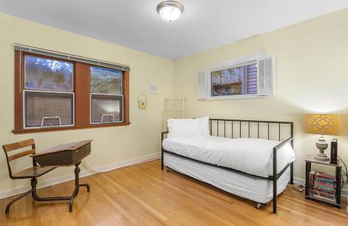Wallingford Apartment | The Green Lake Firefly Lodge