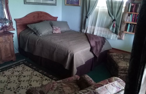 Cohoe Bed & Breakfast | The Green Room @ Hungry Moose B & B