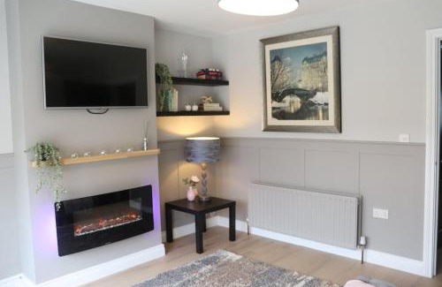 Banbridge House | The Grey Door 2 Bed Cottage Banbridge Parking Private Garden l WeStay Belfast Short Lets And Serviced Accommodations