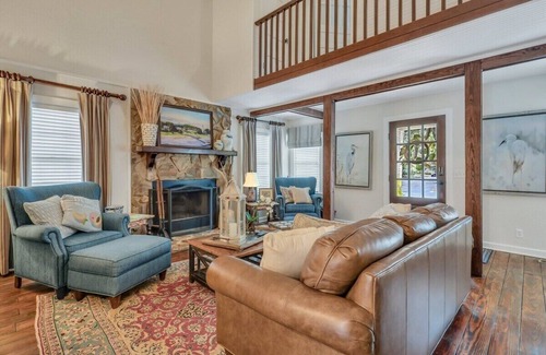 King City House | The Grey Pearl - Swimming Pool, Premier Location!