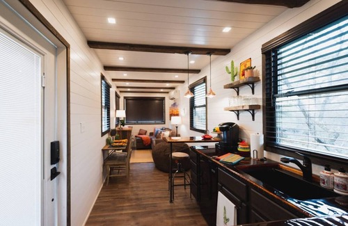 Waco Apartment | "The Hacienda" Container Tiny Home 12 min. to Magnolia/Baylor