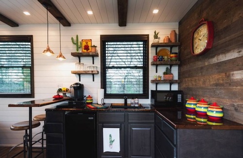 Waco Apartment | "The Hacienda" Container Tiny Home 12 min. to Magnolia/Baylor