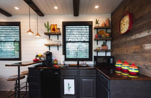 Waco Apartment | The Hacienda Container Tiny Home 12 min to Magnolia Baylor