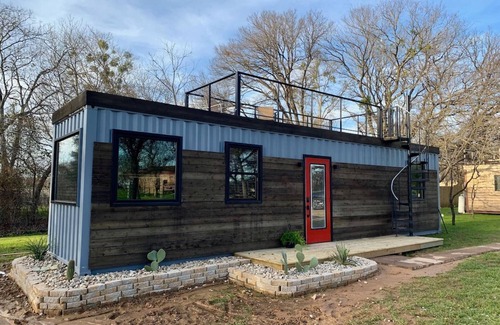 Waco Apartment | The Hacienda Container Tiny Home 12 min to Magnolia Baylor